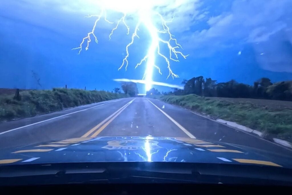 Câmera de viatura da PRF registra raio durante tempestade na BR-272, em Terra Roxa
