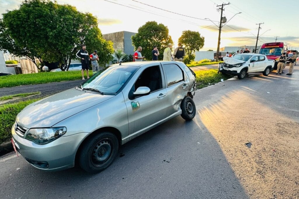 Colisão entre Palio e Strada deixa idoso ferido na avenida Portugal, em Umuarama; vídeo