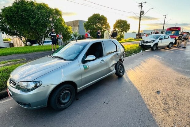 Colisão entre Palio e Strada deixa idoso ferido na avenida Portugal, em Umuarama; vídeo
