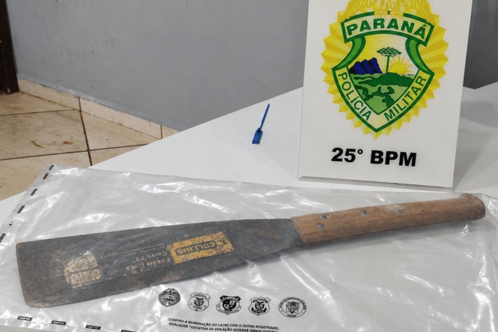 Mulher é presa pela PM após invadir casa com facão para tentar matar casal em Umuarama