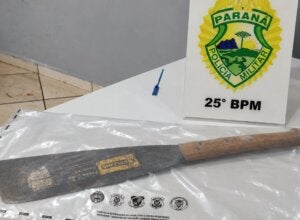 Mulher é presa pela PM após invadir casa com facão para tentar matar casal em Umuarama