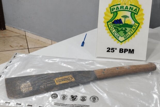 Mulher é presa pela PM após invadir casa com facão para tentar matar casal em Umuarama