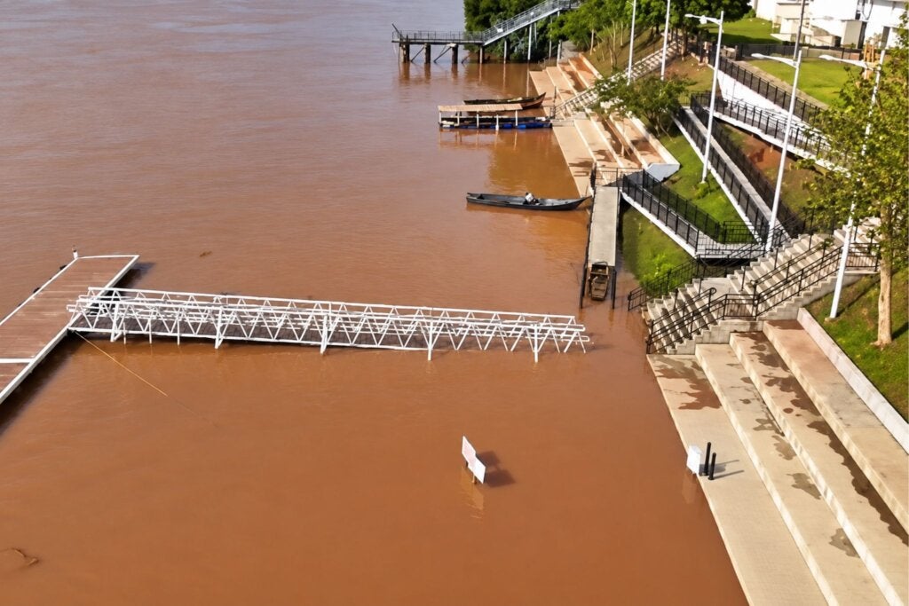 Rio Paraná sobe e encobre estruturas do Balneário Porto Camargo, em Icaraíma; vídeo