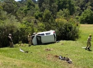 Carro capota dentro de cemitério durante entrega de flores e deixa duas jovens feridas
