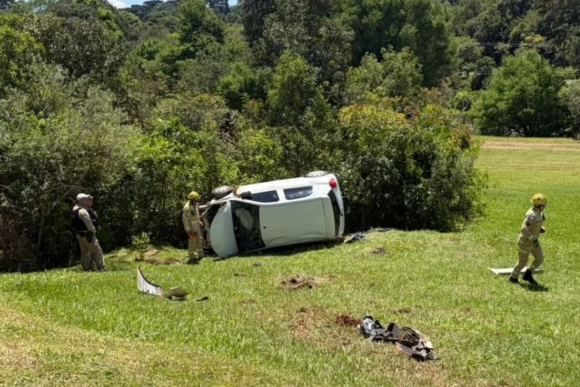 Carro capota dentro de cemitério durante entrega de flores e deixa duas jovens feridas