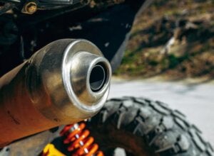 Dupla armada com faca ataca jovem por causa de barulho de moto em Umuarama