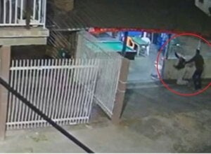 Imagens mostram homem sendo atacado com golpes de facão em estabelecimento comercial no Paraná