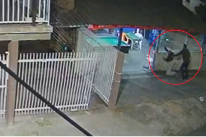 Imagens mostram homem sendo atacado com golpes de facão em estabelecimento comercial no Paraná