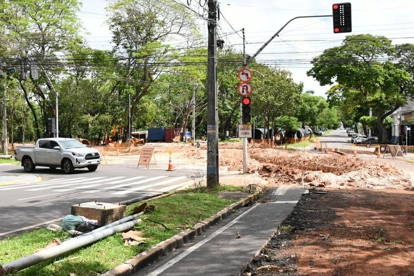 Obras contra alagamentos no Centro continuam, mas dependem de sol, afirma Prefeitura de Umuarama