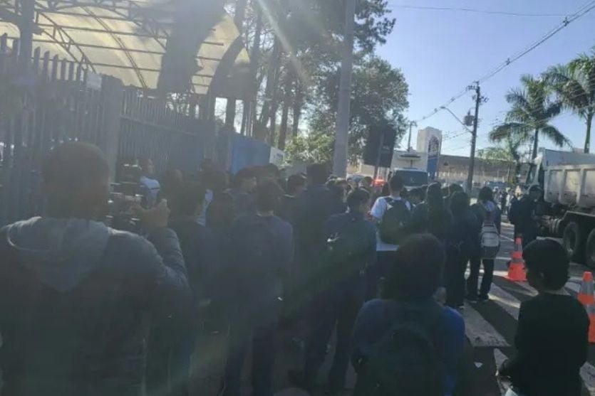 Pais e alunos protestam após instalação de câmeras em banheiros de colégio cívico-militar do Paraná