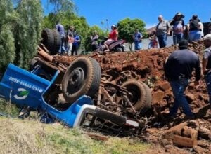 Caminhão perde o freio, despenca em barranco e para ‘de rodas para cima’ no PR