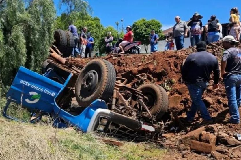 Caminhão perde o freio, despenca em barranco e para ‘de rodas para cima’ no PR