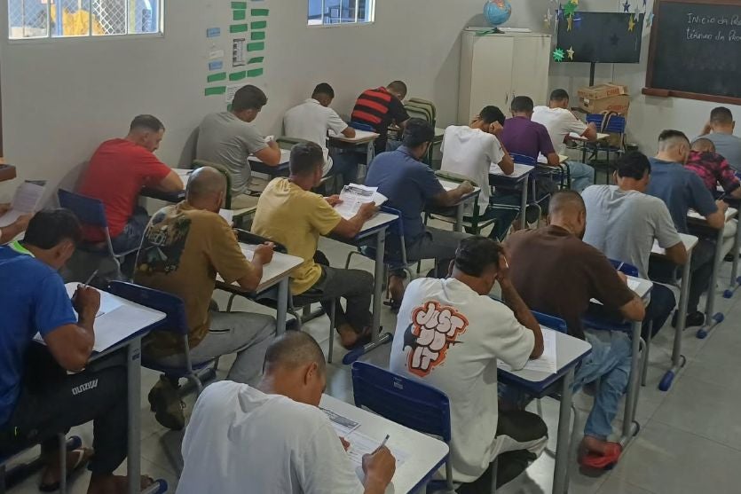 Quase 400 presos fazem vestibular da UEL em unidades penais do Paraná