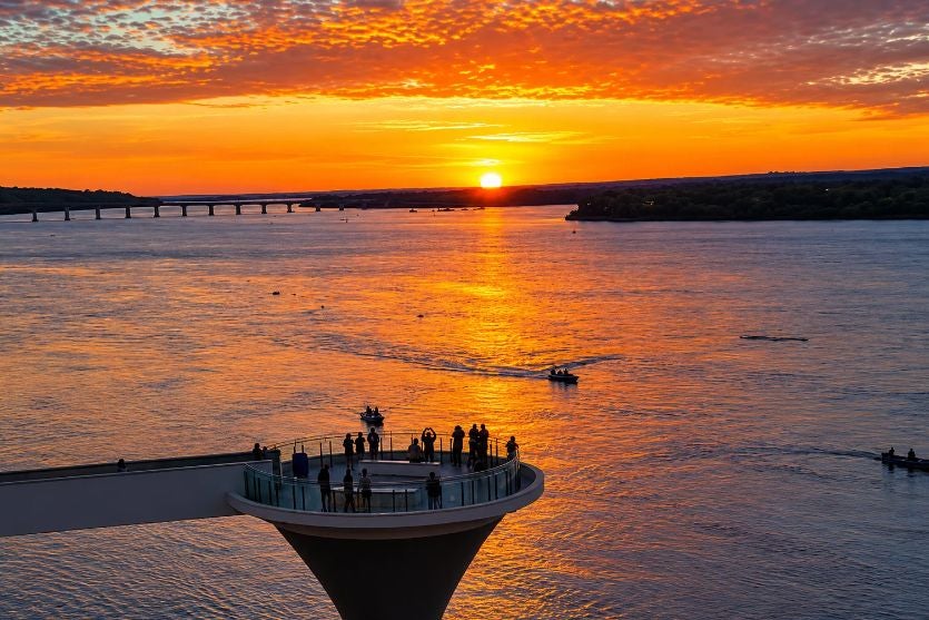 Pôr do sol alaranjado transforma paisagem do Rio Paraná em Porto Camargo; veja vídeo