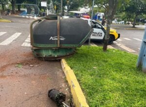 Maquinário agrícola se solta de caminhão e causa apagão de internet e energia em Douradina