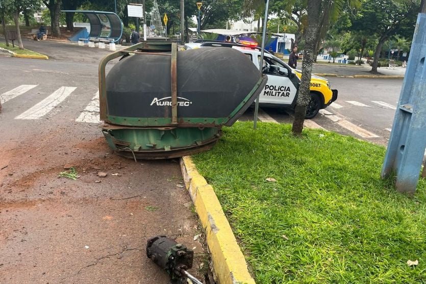 Maquinário agrícola se solta de caminhão e causa apagão de internet e energia em Douradina
