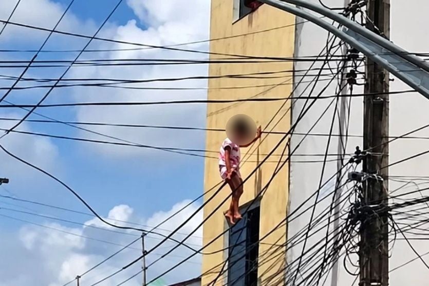 Policial militar salva criança presa em fios de alta tensão após queda de prédio; vídeo