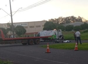 Polícia detalha acidente que matou motociclista; moto bateu em caminhão-guincho