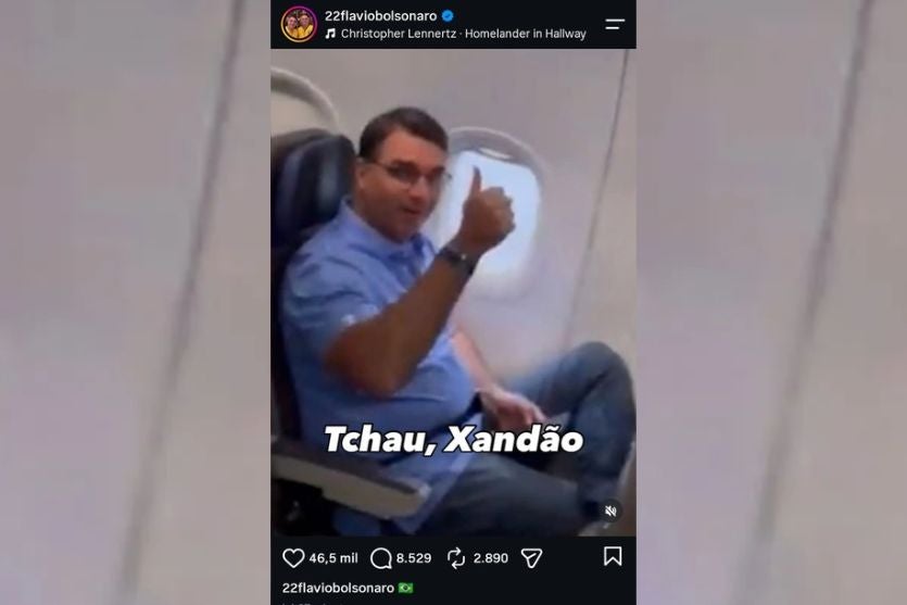 “Tchau, Xandão”: apoiadores divulgam imagem que seria de Flávio Bolsonaro deixando o Brasil