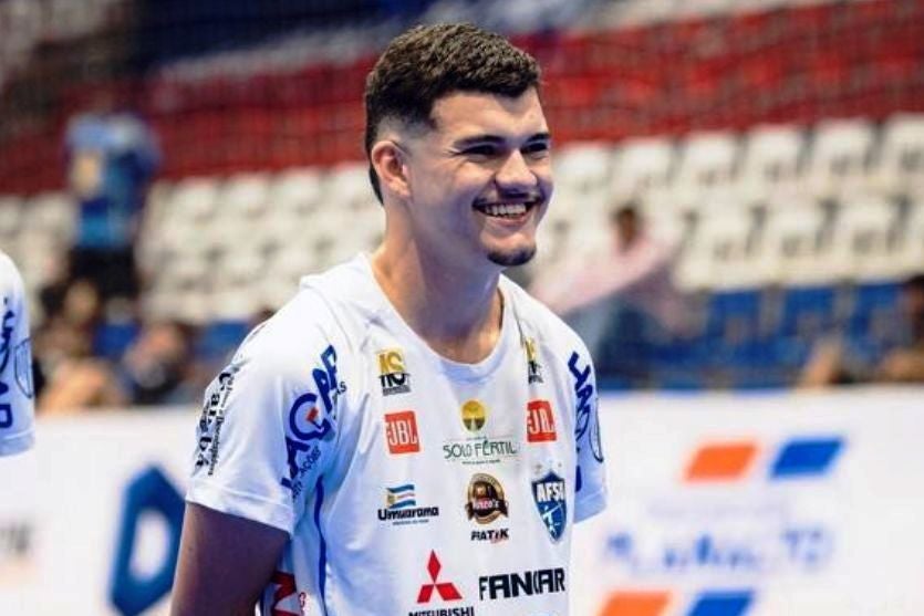 Felipe Sposito é desintubado, reage a estímulos e emociona mãe com reação