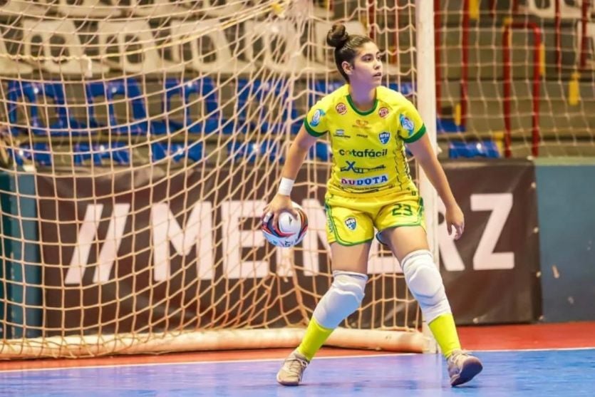 Goleira do Umuarama Futsal aguarda exames para saber se precisará de cirurgia