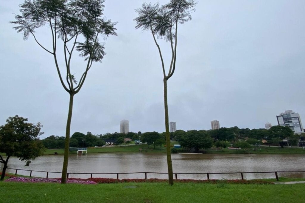 Chuva deve marcar o domingo e o feriado em Umuarama, com risco de temporais