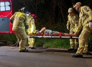 Homem de 64 anos cai de ponte e é resgatado pelos bombeiros em Umuarama; vídeo