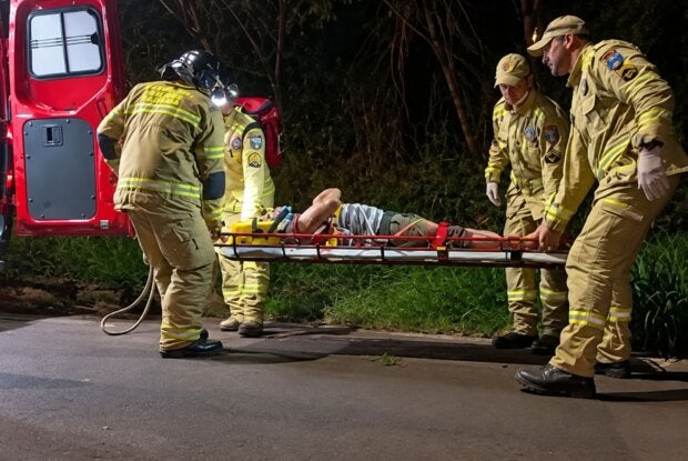 Homem de 64 anos cai de ponte e é resgatado pelos bombeiros em Umuarama; vídeo