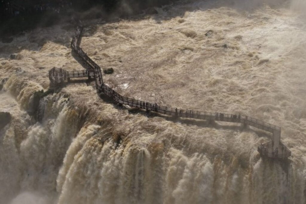 Vazão nas Cataratas do Iguaçu chega a 8,8 milhões de litros por segundo e passarela é interditada