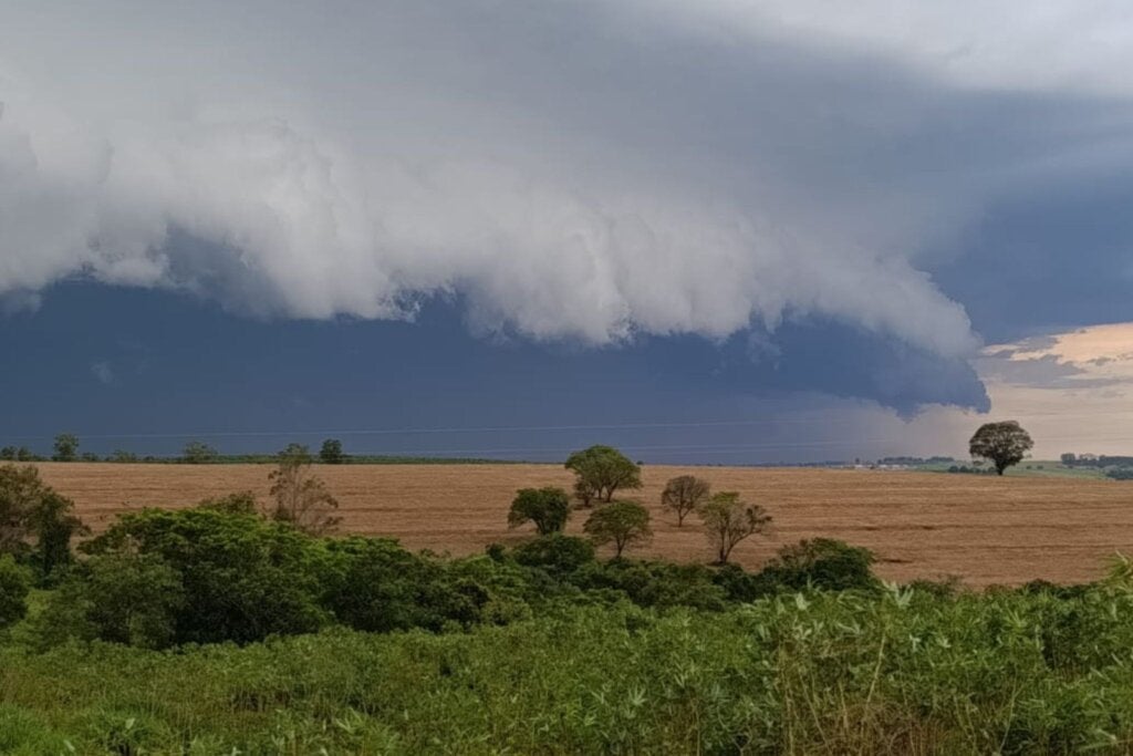Defesa Civil alerta para chuva forte e risco de temporais em Umuarama nesta quinta