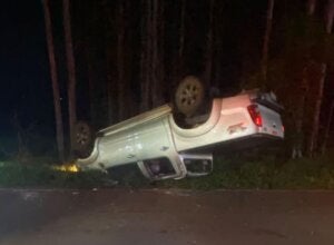 Capotamento na PR-487 mobiliza Samu e Siate e deixa três pessoas feridas em Umuarama