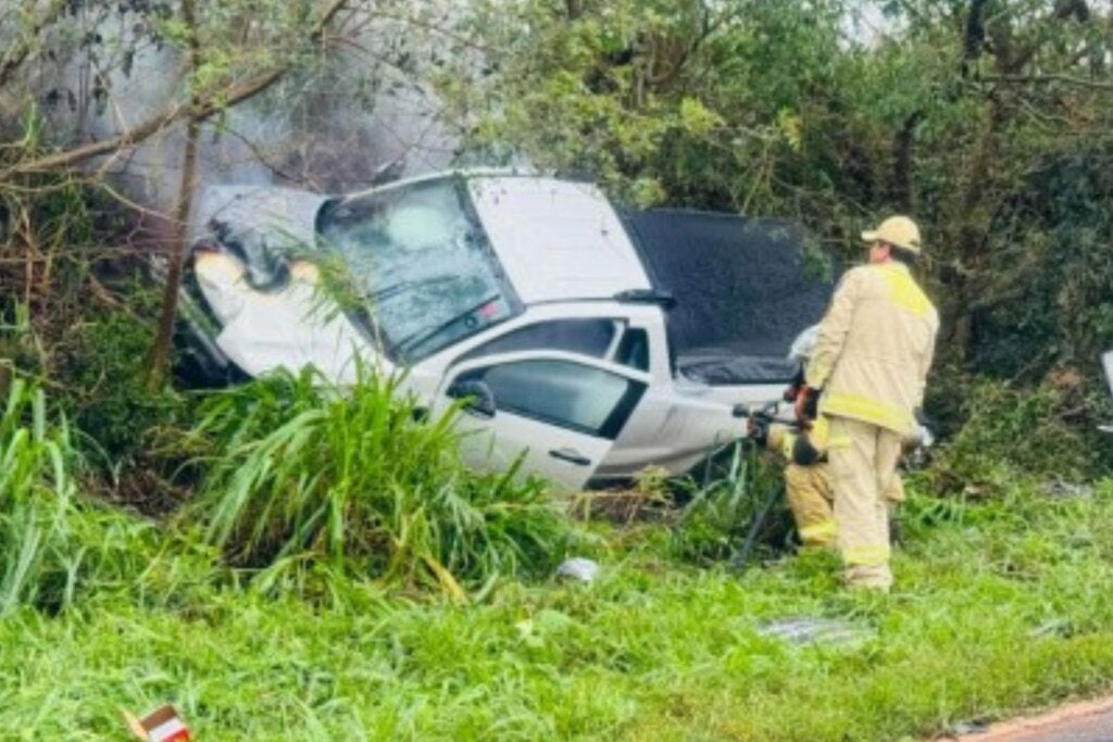 Colisão entre duas Fiat Strada e caminhão deixa motorista ferido na PR-180