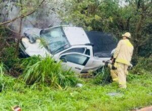 Colisão entre duas Fiat Strada e caminhão deixa motorista ferido na PR-180