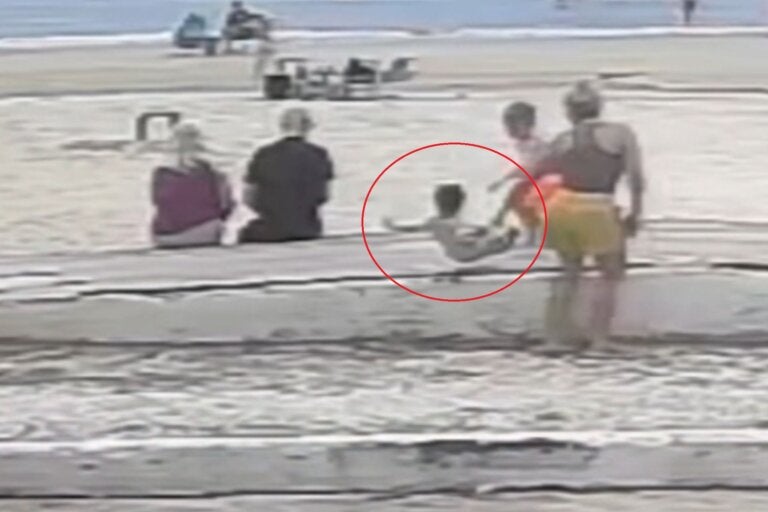 Vídeo mostra criança empurrando menino de 1 ano de calçada no Paraná; veja o vídeo