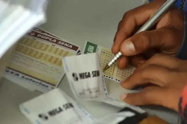 Bilhetes da Mega-Sena sendo preenchidos.