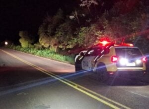 Colisão entre caminhonete e motocicleta deixa duas pessoas feridas na PR-082, em Ivaté