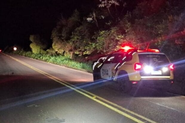 Colisão entre caminhonete e motocicleta deixa duas pessoas feridas na PR-082, em Ivaté