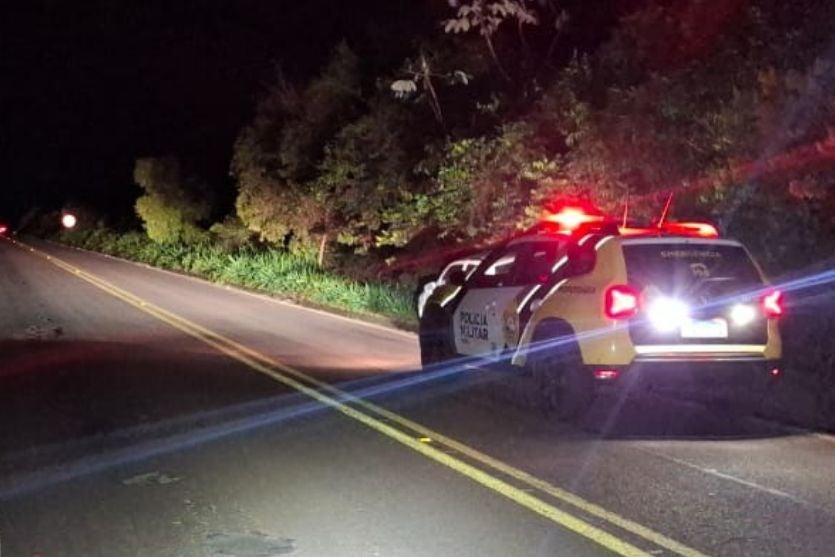 Colisão entre caminhonete e motocicleta deixa duas pessoas feridas na PR-082, em Ivaté