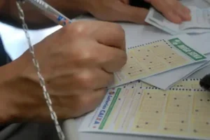 Pessoa preenchendo bilhetes da Mega-Sena.