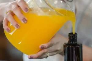 Pessoa preparando um cosmético em um frasco.