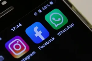 Celular com aplicativos do Instagram, Facebook e WhatsApp.