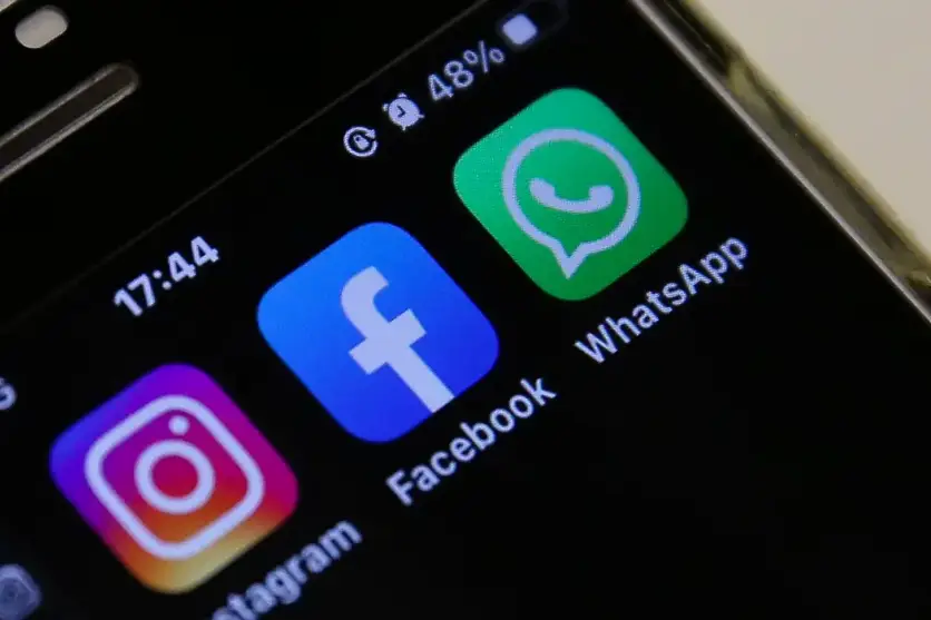 Celular com aplicativos do Instagram, Facebook e WhatsApp.