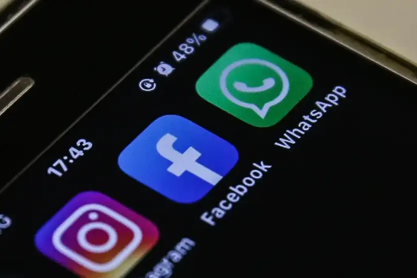 Celular com aplicativos do Instagram, Facebook e Whatsapp.