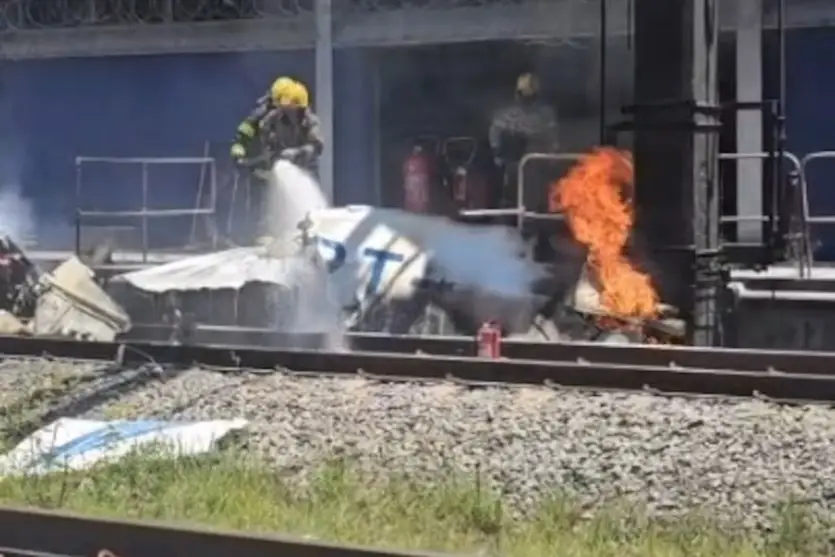 Avião cai em pátio de manutenção do metrô e deixa piloto morto em BH; vídeo