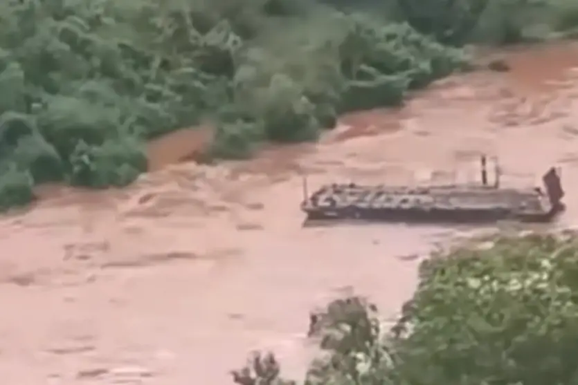 Vídeo: balsa se solta de cabo de aço e é arrastada pela correnteza do Rio Piquiri
