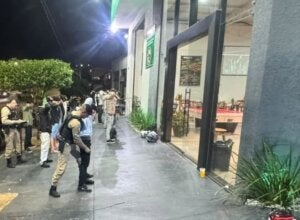 Operação aborda 280 pessoas, interdita comércio e apreende mercadorias em Umuarama