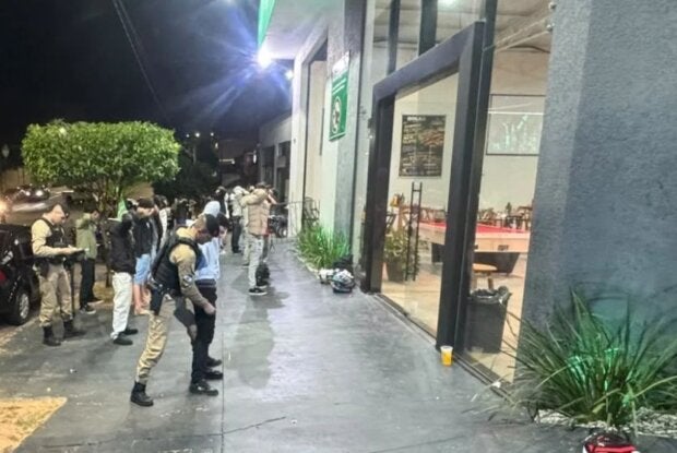 Operação aborda 280 pessoas, interdita comércio e apreende mercadorias em Umuarama