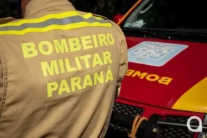 Bombeiro ao lado de viatura do Corpo de Bombeiros de Umuarama.
