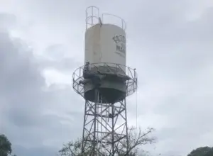Acontecendo agora: bombeiros resgatam vítima no alto de caixa-d’água na zona rural de Perobal