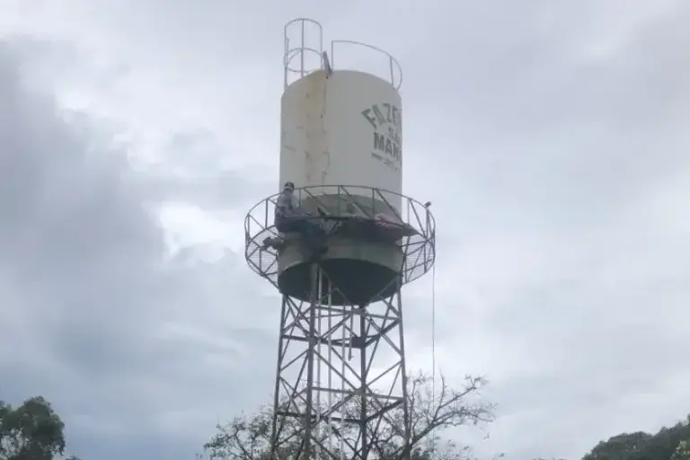 Acontecendo agora: bombeiros resgatam vítima no alto de caixa-d’água na zona rural de Perobal